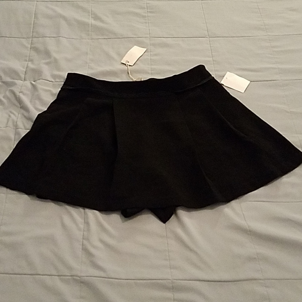 NWTS IN STYLE SKIRT. SIZE LARGE.